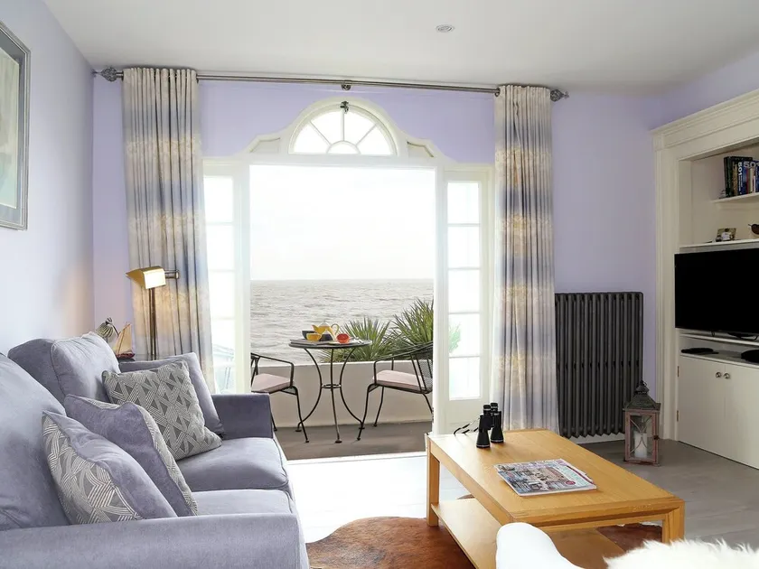 1 bedroom accommodation in Sandgate - Image 1