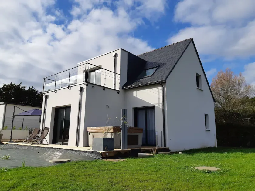 House 200 metres from the beach with jacuzzi - Image 1