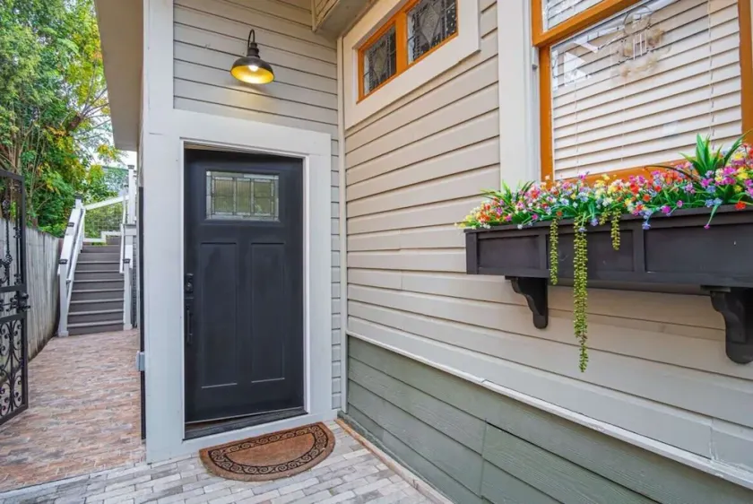 Exquisite Studio Guesthouse Near Downtowns Core - Image 1