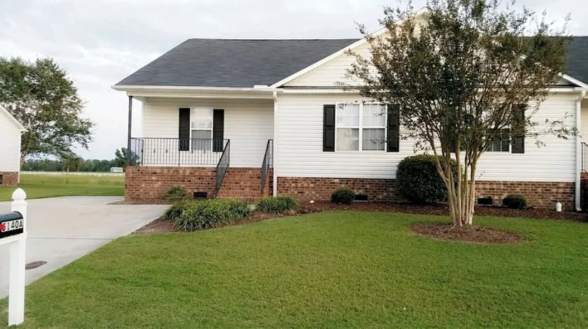 Linda casa localizada no campo de golfe * 10% de desconto para setembro * (Greenville) - Image 1
