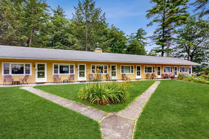 Terrific studio suite right on the water w/free WiFi, bay views, kitchenette - Image 1