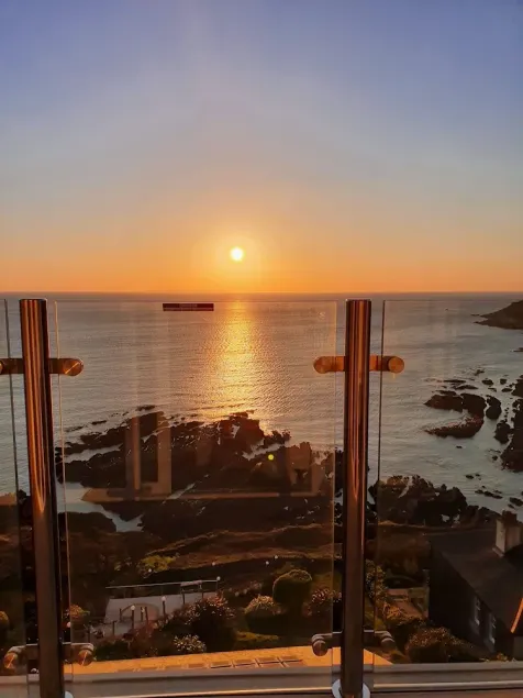 Montagu Steps 3 bedroom apartment with sea views - Image 1