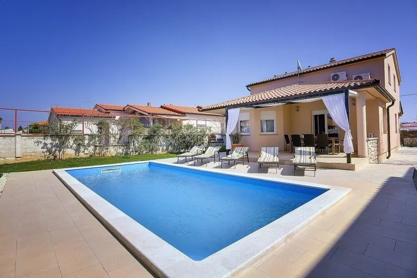 Villa with private pool, 4 bikes just 590 meters to the pebble beach - Image 1