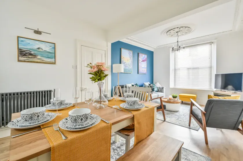 Charming Three Story Townhouse footsteps away from the historic harbour. - Image 1