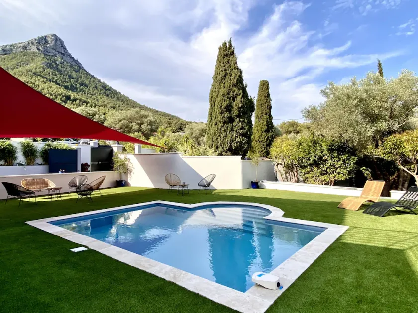 Villa Contemporaine , Piscine, Gazonnée Plantée D'oliviers , Plages 15' sud - Image 1