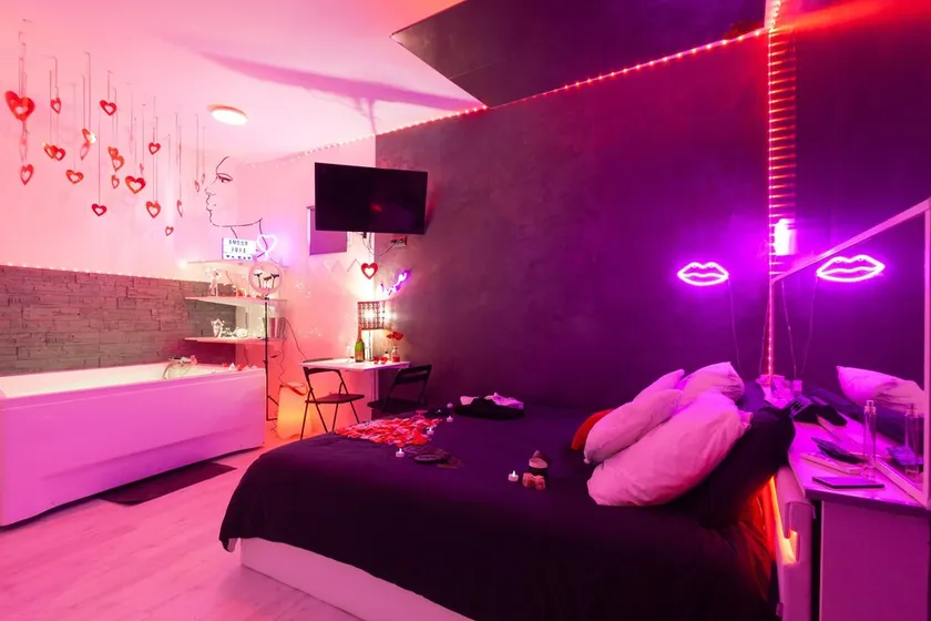 Studio \"Love Room Avec Balnéo\" avec bain à remous, terrasse privée et Wi-Fi - Image 1