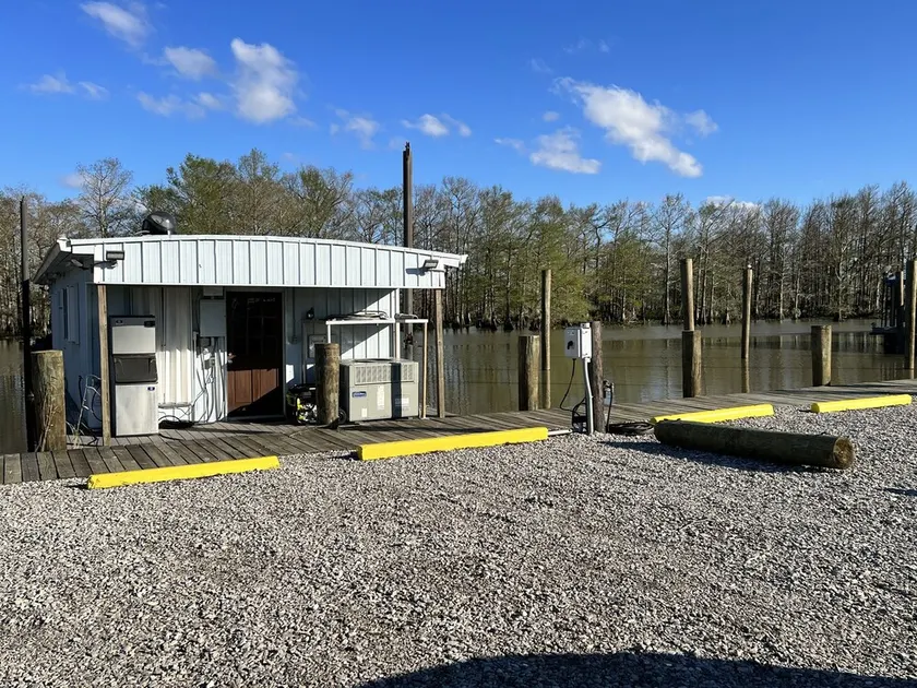 Drive up & park 6 ft from this clean, equipped houseboat in Cypress Cove Marina - Image 1