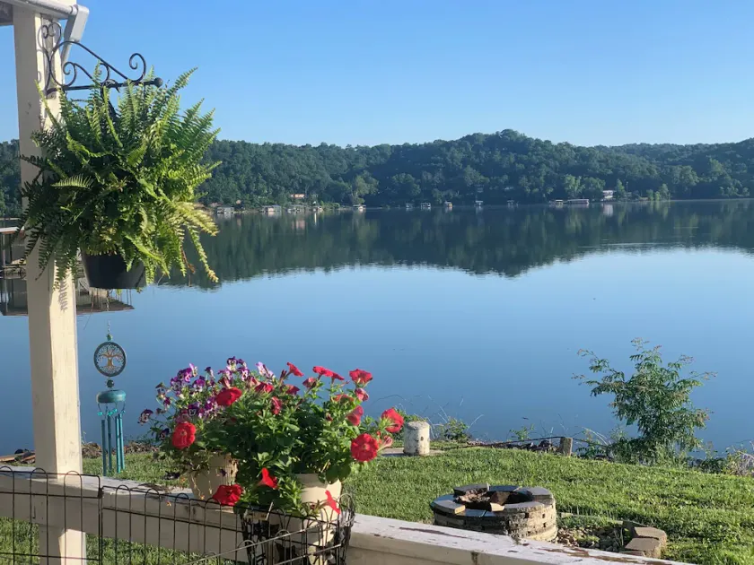 New to VRBO. Lakefront, fishing and swim dock.   Cabin fully equipped very comfy - Image 1