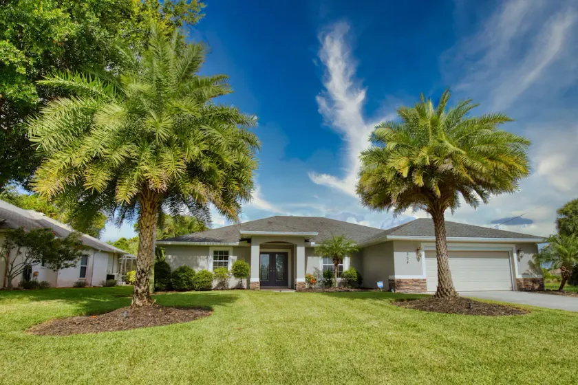 Spectacular Heat Pump Pool/Lanai, 4 bed/2 Bath Home  only 10 min from 5 beaches - Image 1
