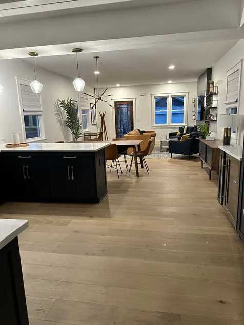 Bright and clean home within a quick walk to Hyde Park Square - Image 1