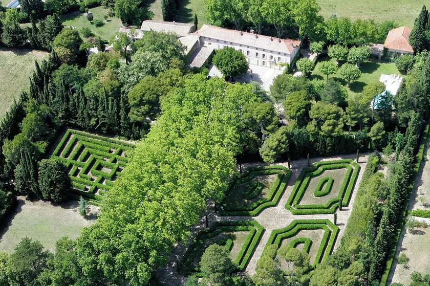 Elegant 18th c. country house, beautiful lush park, lovely pool. - Image 1