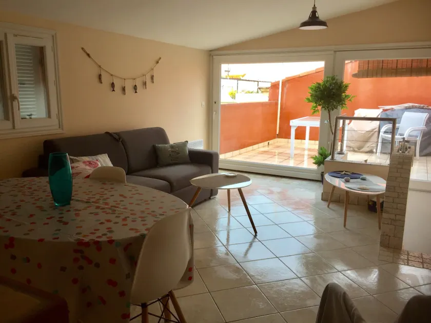 tropézienne, DUPLEX 100 m Port Sanary, grande terrazza, 8 persone, centro città - Image 1