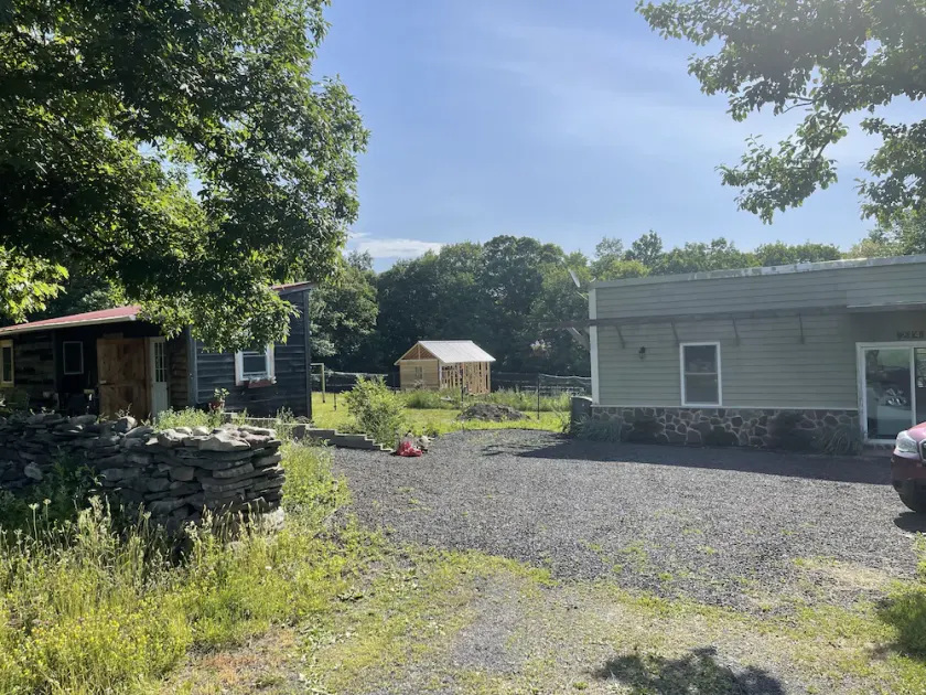 Secluded Catskills cabin on a private road. - Image 1