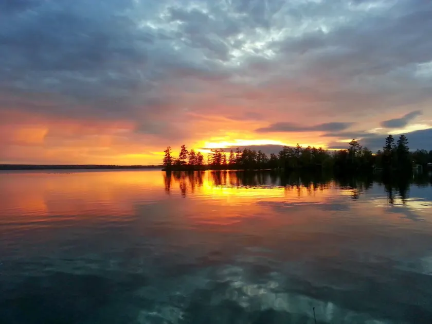 Lakefront Cabin w pristine shoreline, private dock & fire pit - Image 1