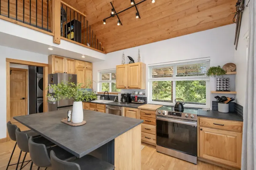 Raven Haven Lodge by NW Comfy Cabins - Image 1