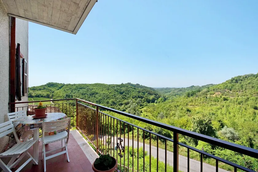 Apartamento 'Casa Vera' com vista para a montanha, terraço privado e acesso Wi-Fi - Image 1