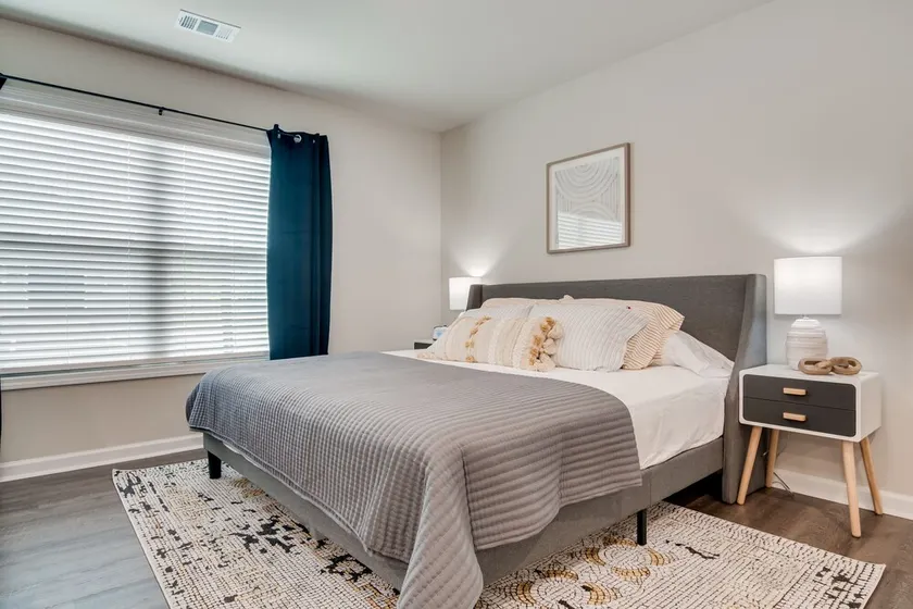 The Jensen: King Bed - Fast WiFi - 55” Smart TV - Washer & Dryer - Image 1