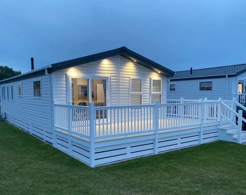 Lodge with a Sea View and Private Parking, Full Bathroom and En Suite - Image 1