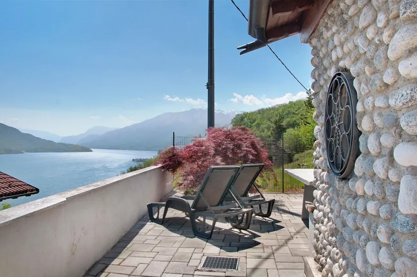 Apartment Casa Alan with Lake View, Terrace & Wi-Fi - Image 1