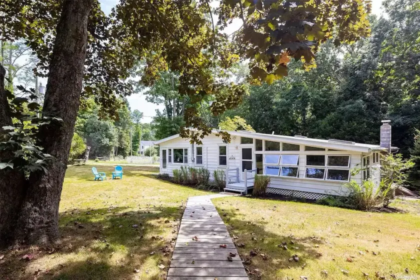 Cottage on private road and 5-min walk to beach - Image 1
