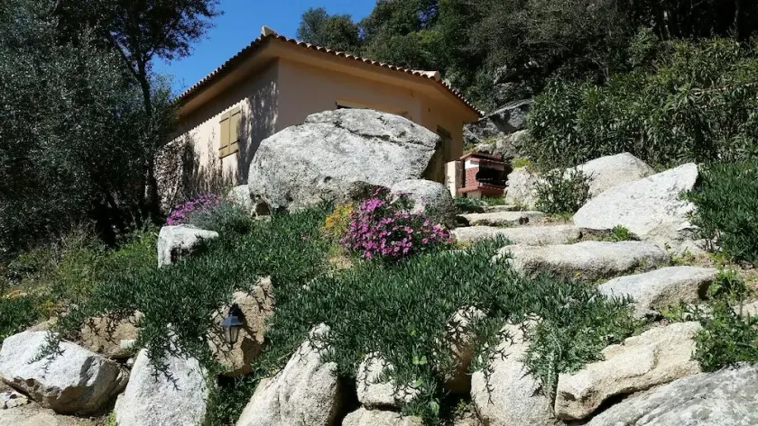 Casa tra le rocce magnifica vista sulle montagne - Vicino a Figari - Image 1