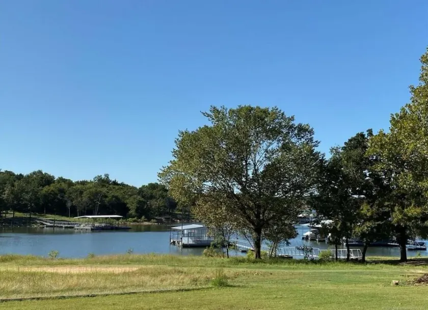 Beautiful Lake Front home w/ sunroom and outdoor patio, - Image 1