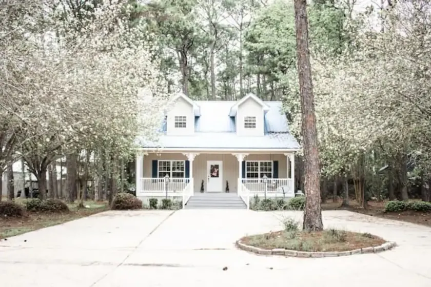 Pet Friendly Tranquil Cottage with Fire-Pit & Hot Tub Minutes to BEACHES - Image 1