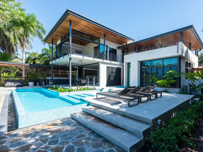 8 Beachfront Mirage - 6 Bedroom Luxury Home in Exclusive Position - Image 1