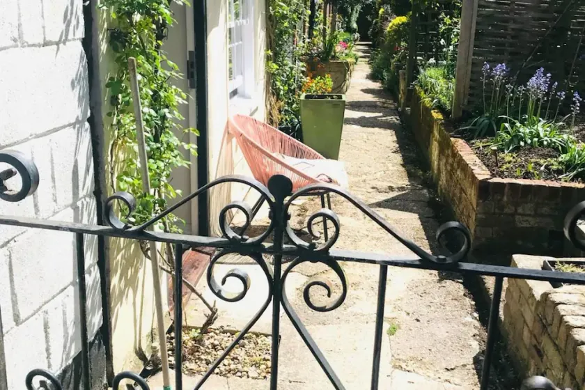 Mews Cottage off Marlborough High Street - Image 1