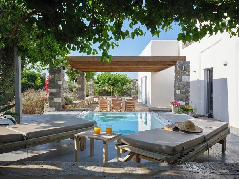 Villa de rêve de sel de mer sur la plage de Santa Maria, Naousa, Paros - Image 1