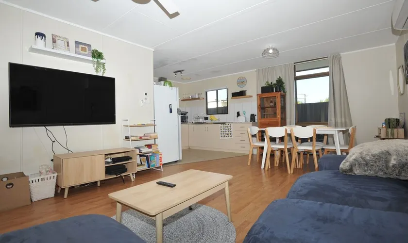Relaxed, beachy 2 bed apartment, only 1.9kms from the beach, close to shops - Image 1