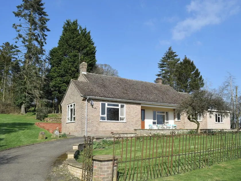 3 bedroom accommodation in near Chipping Warden - Image 1
