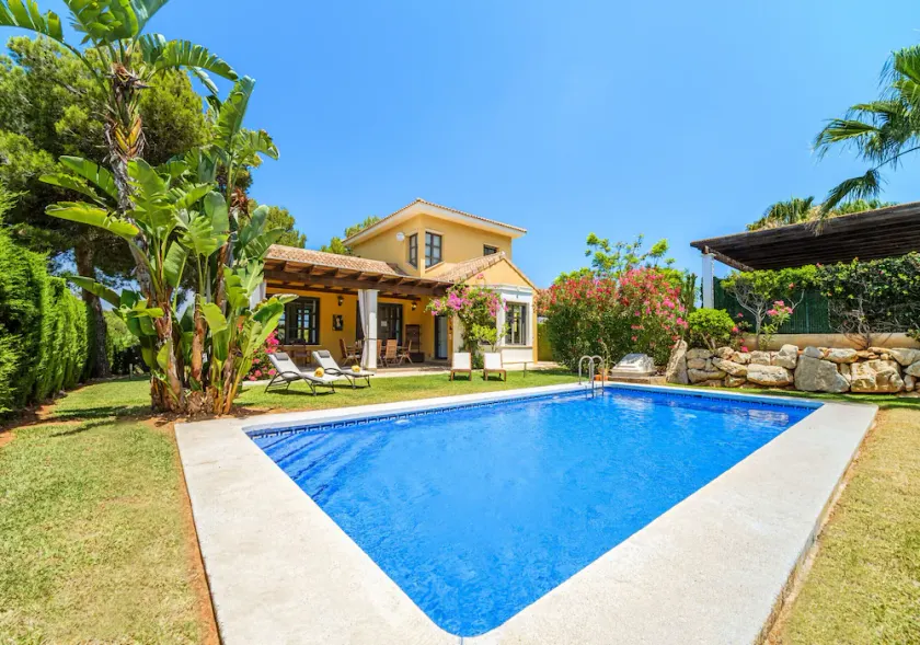 Villa Abaesko, con Jardín y Piscina Privada - Image 1