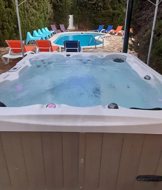 Near the beach, 9 bedrooms, sleeps 19, Jacuzzi, Full AC, BBQ, 2 kitchens, 2 dishwashers, fast internet, ping pong, cars not necessary - Image 1