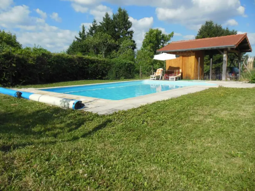 Casa rural de 132 m² con chimenea y jardín en Renaison - Image 1