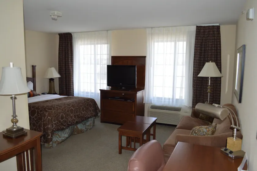 King-suite. Gratis morgenmad. Pool & boblebad. Gym. I nærheden af Aurora Medical Center! - Image 1