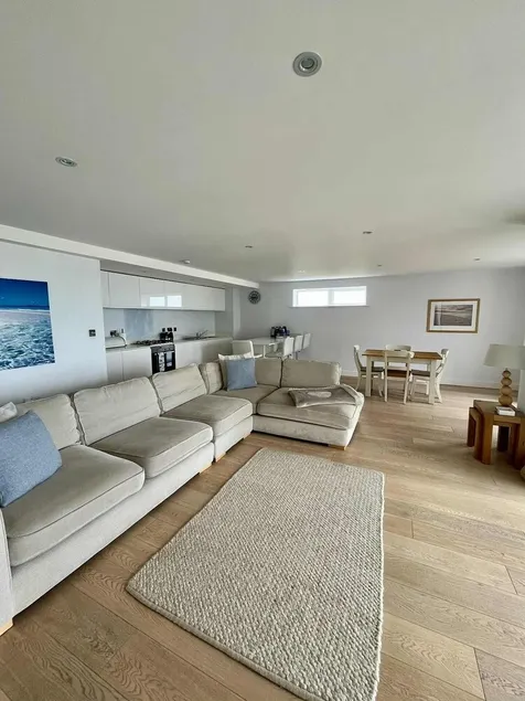 Luxurious 2 bedroom apartment, fabulous views, 3 minute walk from Fistral Beach - Image 1