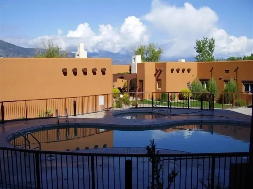 Beautiful Lakeside 3 Bedroom Townhouse Vacation Rental - Image 1