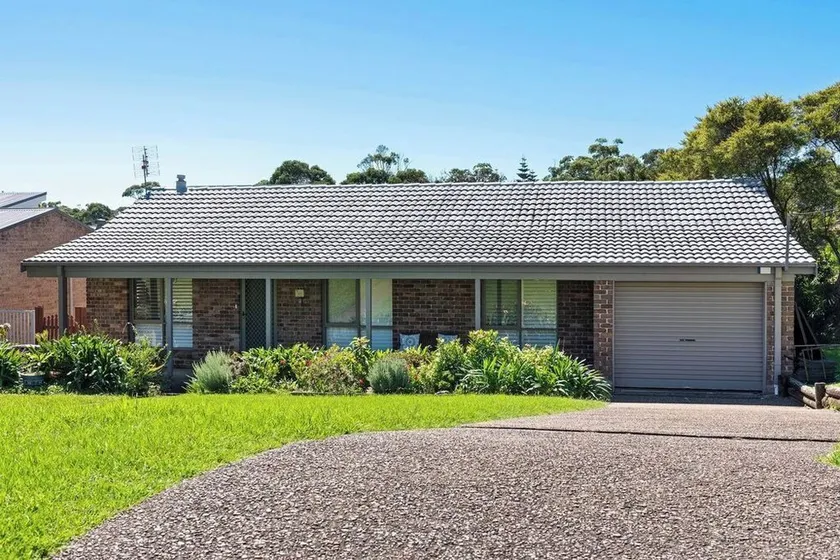 Mollymook Fantastic Beach House - 6 minutes walk to the Beach & Pet Friendly - Image 1