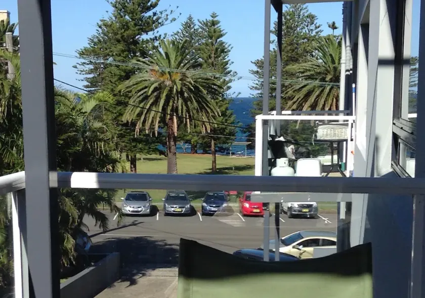 Sunny apartment with balcony next to the beach - Image 1
