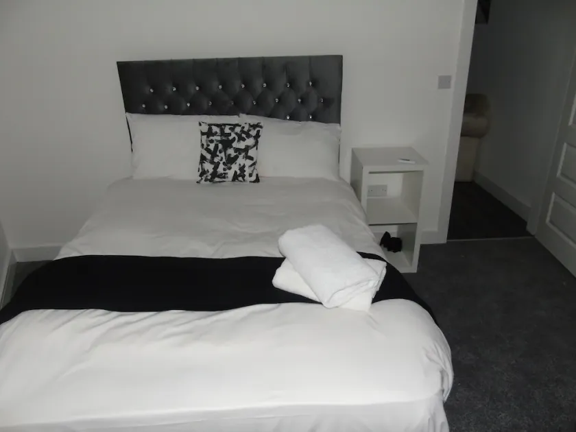 Captivating 1-Bedroom Apartment in Bolton - Image 1