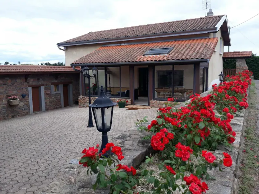 Charming countryside house with peaceful garden, pets allowed - Image 1