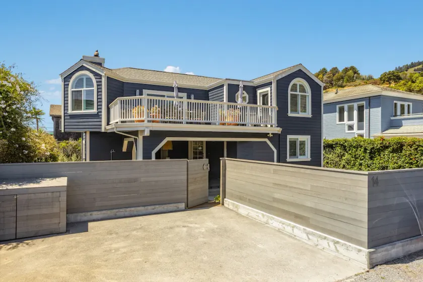 Luxury Living at the Beach - Image 1