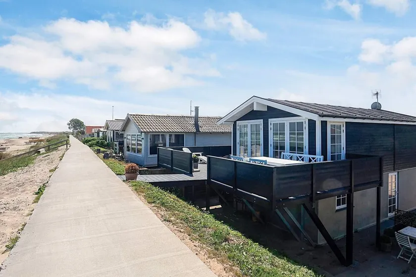 Beachfront Beauty in Hasmark - Image 1