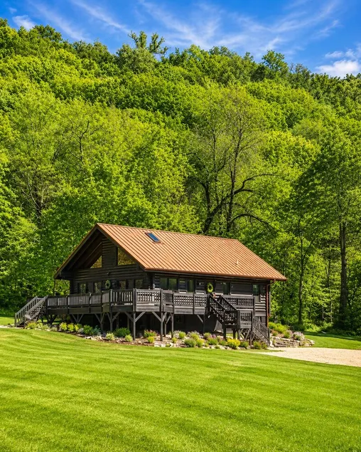 Driftless Escape – Secluded Luxury Lodge on Stream with Hot Tub - Image 1