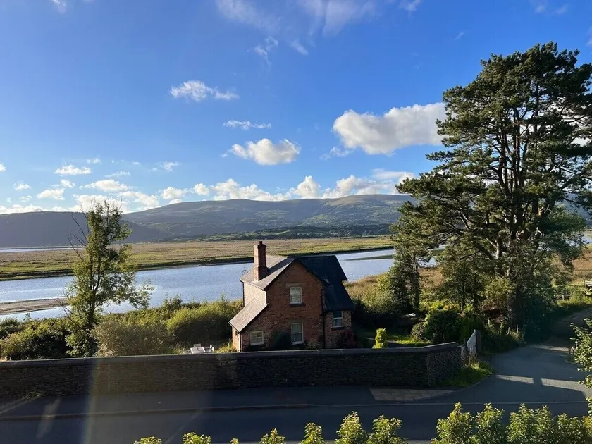 Dyfi Hideaway - Stunning Snowdonia Valley Views - Image 1