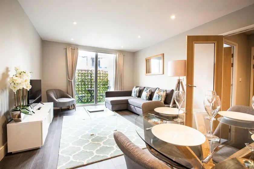 Spacious modern apartment within Oxford Castle grounds - Image 1