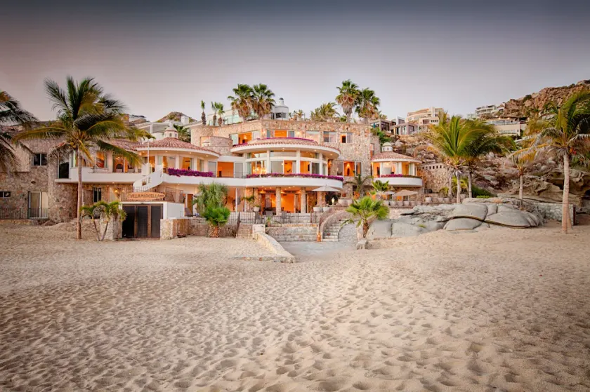 Magnifique domaine de 5 chambres en bord de mer avec équipe sur place et 7e nuit gratuite *! - Image 1
