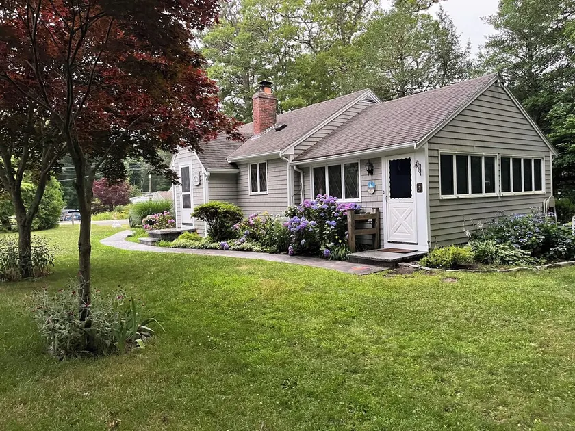Charming Cottage, breezy, bright and peaceful. Walking distance to beach and bar - Image 1
