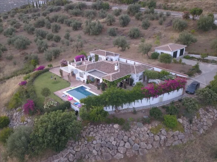 Ejendom med panoramaudsigt og privat pool - Image 1